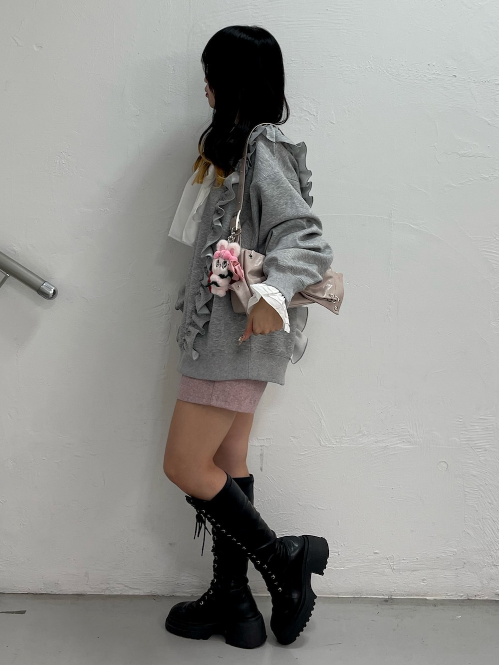 グレー系のスウェット、ホワイト系のシャツ/ブラウス、ピンク系のその他パンツを着用したレディースの秋コーディネートの3枚目の写真