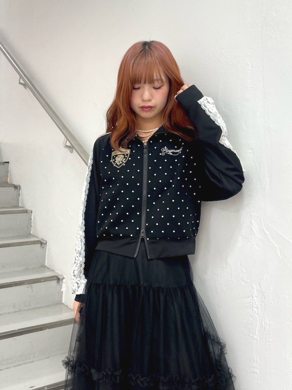 ブラック系のサンダル、ブラック系のTシャツ/カットソー、ブラック系のスカートを着用したレディースの夏コーディネートの5枚目の写真