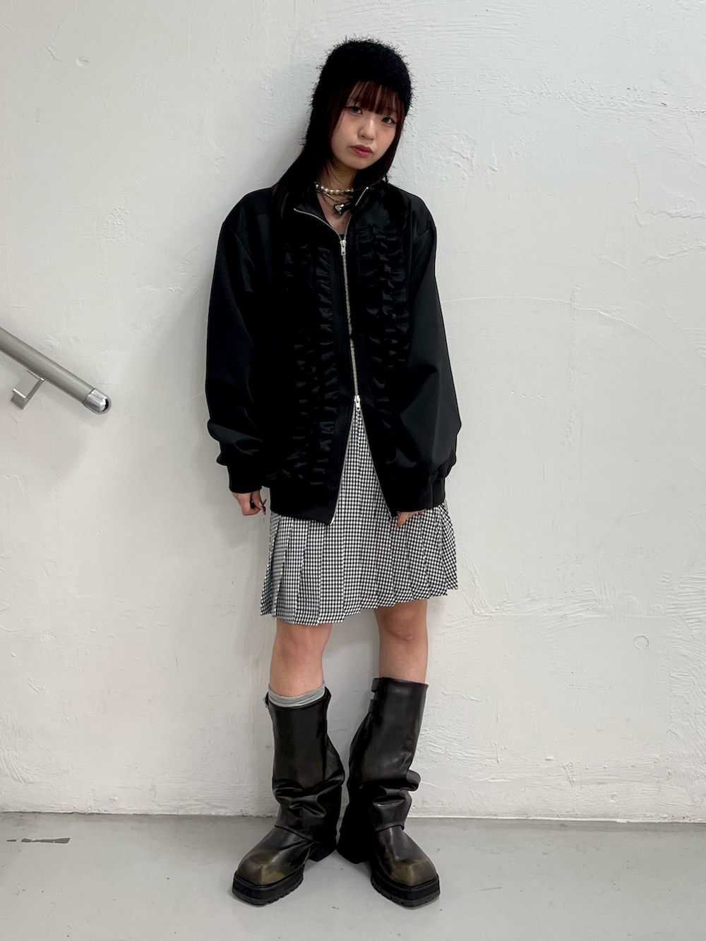 ブラック系のジャージ、その他のスカート、シルバー系のネックレスを着用したレディースの冬コーディネートの2枚目の写真