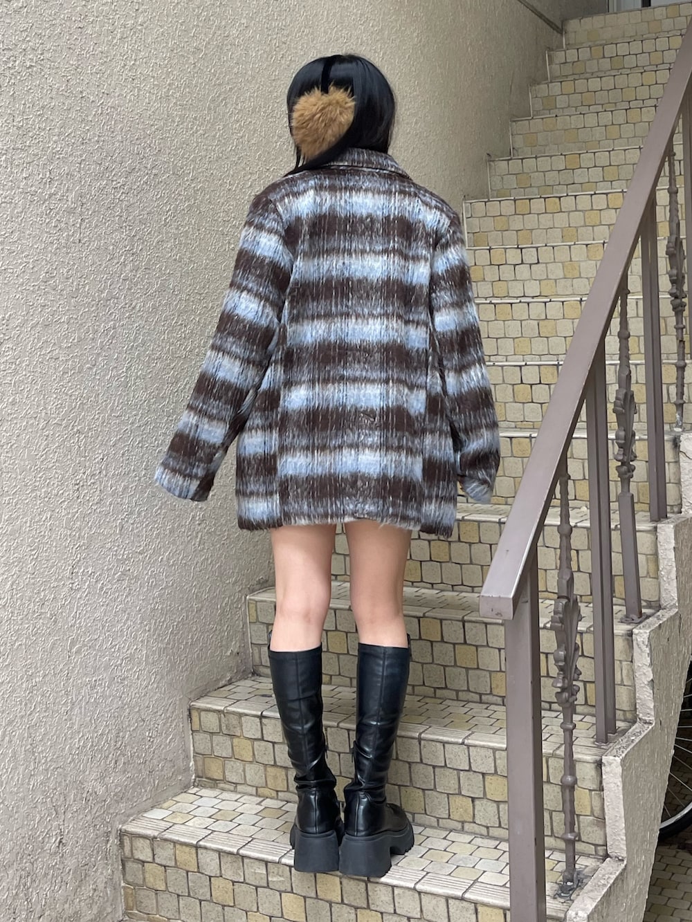 ブルー系のテーラードジャケット、ブラック系のニット/セーター、グレー系のその他パンツを着用したレディースの秋コーディネートの3枚目の写真