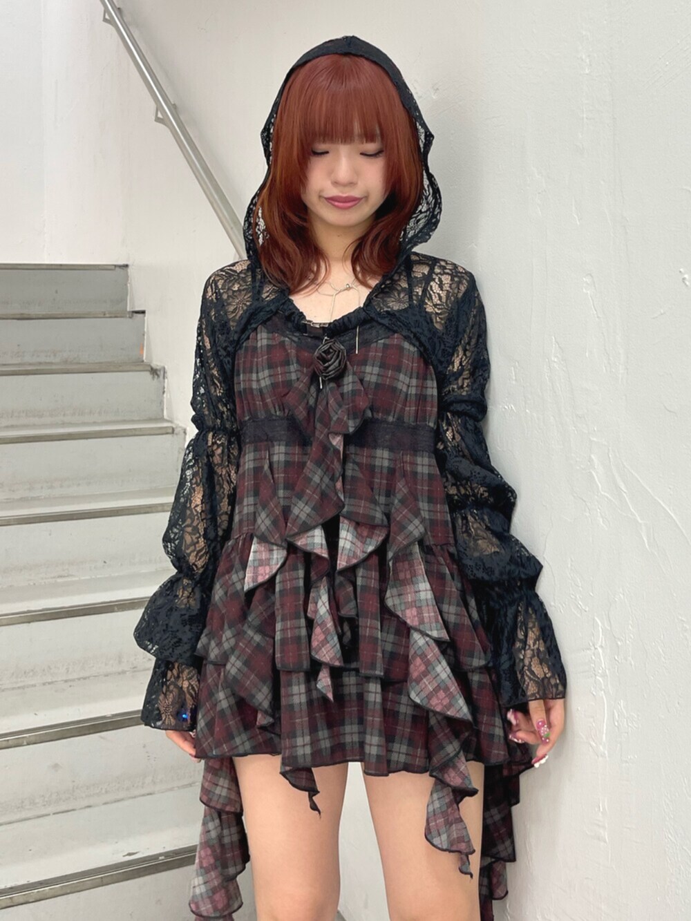 ブラック系のカーディガン/ボレロ、ブラック系のブーツ、レッド系のワンピースを着用したレディースの夏コーディネートの5枚目の写真