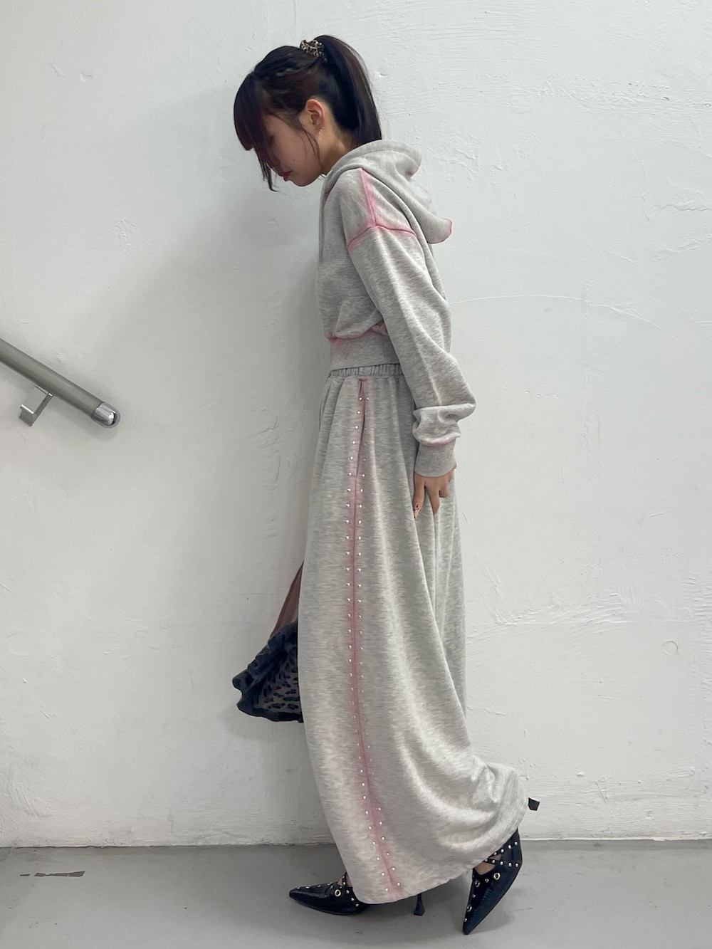 グレー系のスウェットパンツ、グレー系のパーカー、ブラック系のハンドバッグを着用したレディースの春コーディネートの3枚目の写真