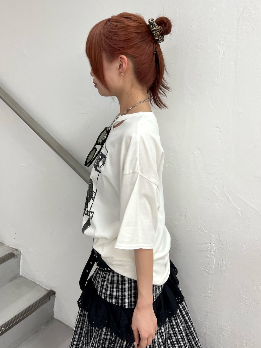 ブラック系のスカート、ブラック系のブーツ、ホワイト系のTシャツ/カットソーを着用したレディースの春コーディネートの6枚目の写真