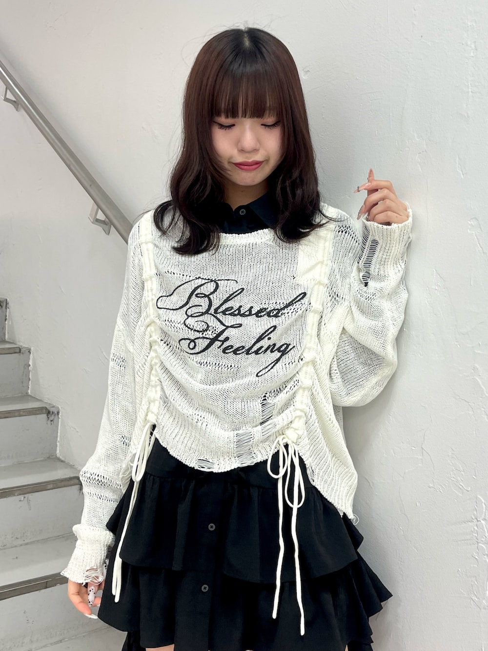 ホワイト系のニット/セーター、ブラック系のシャツ/ブラウス、ブラック系のブーツを着用したレディースの春コーディネートの5枚目の写真