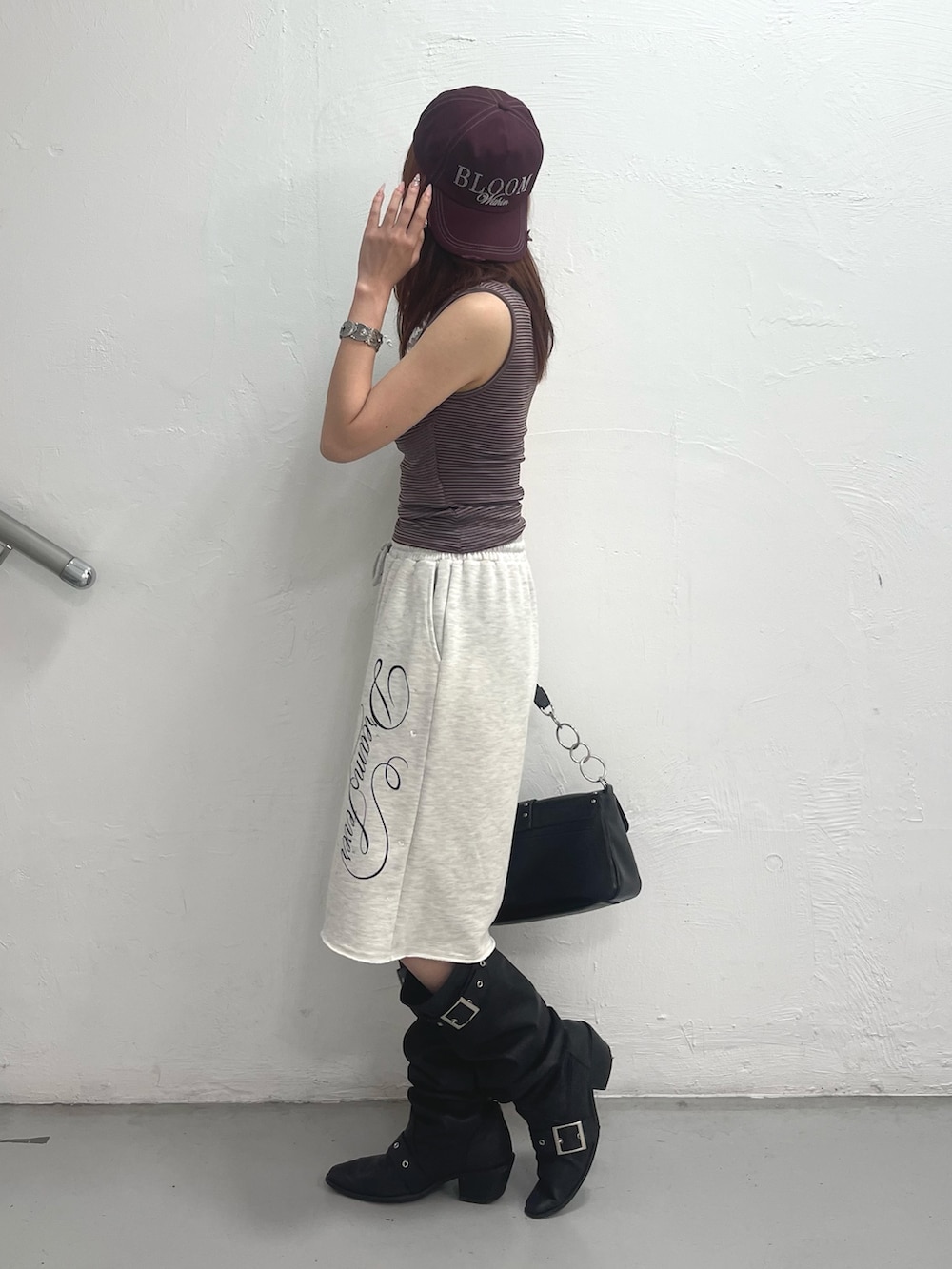 ブラウン系のタンクトップ、ブラック系のハンドバッグ、グレー系のその他パンツを着用したレディースの夏コーディネートの3枚目の写真