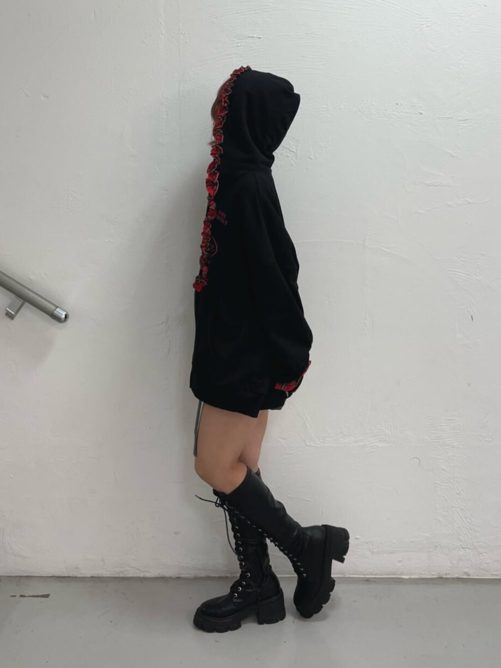 ブラック系のブーツ、ブラック系のその他トップス、グレー系のその他パンツを着用したレディースの秋コーディネートの3枚目の写真
