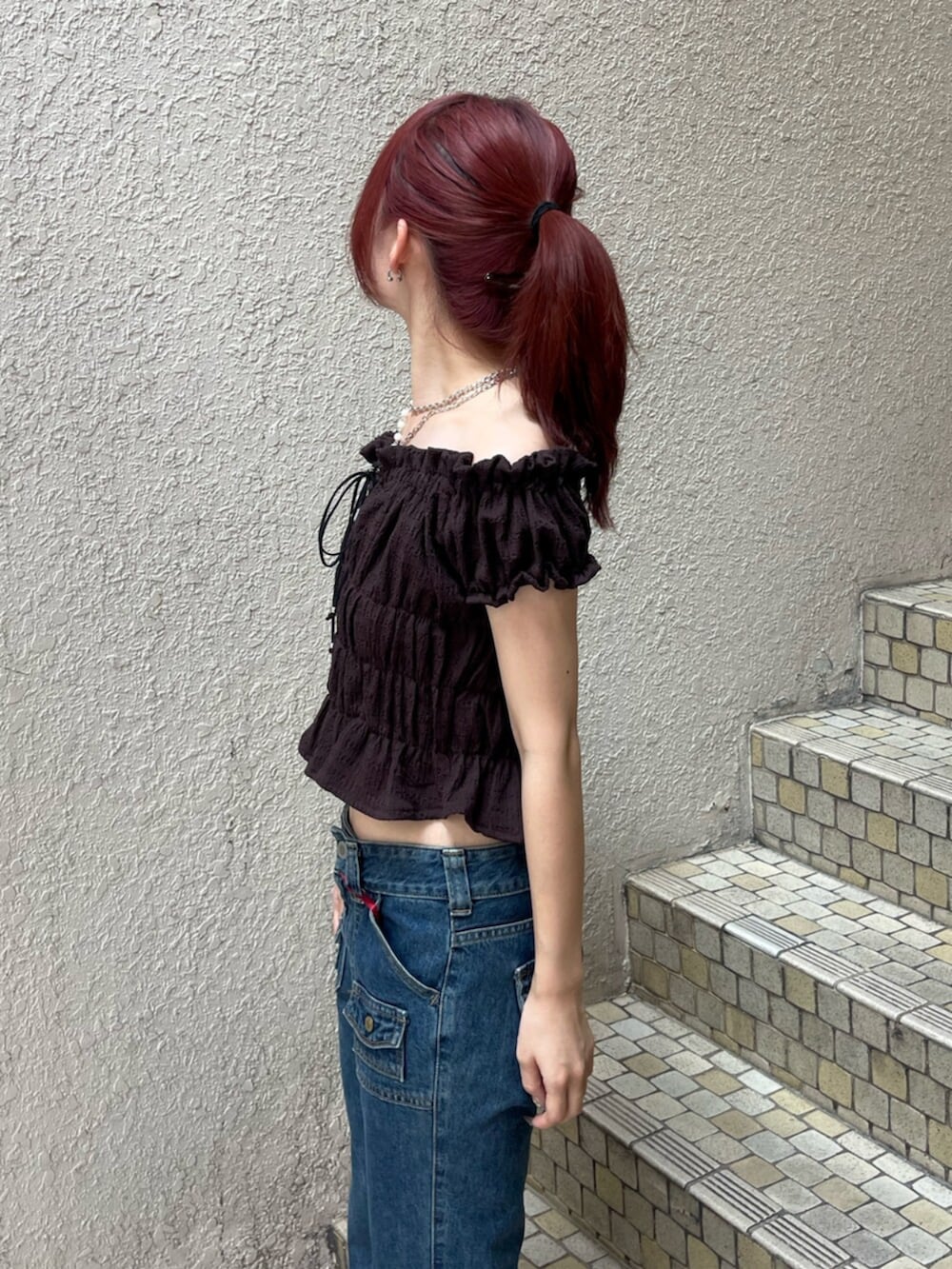 ブラック系のパンプス、ブルー系のデニムパンツ、ブラウン系のシャツ/ブラウスを着用したレディースの夏コーディネートの6枚目の写真
