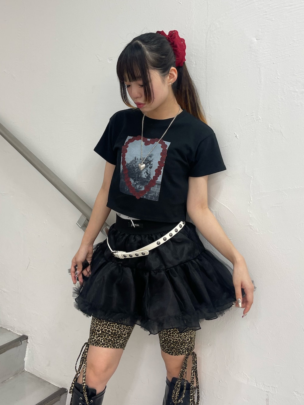 ブラック系のスカート、ブラウン系のその他パンツ、ブラック系のブーツを着用したレディースの夏コーディネートの4枚目の写真