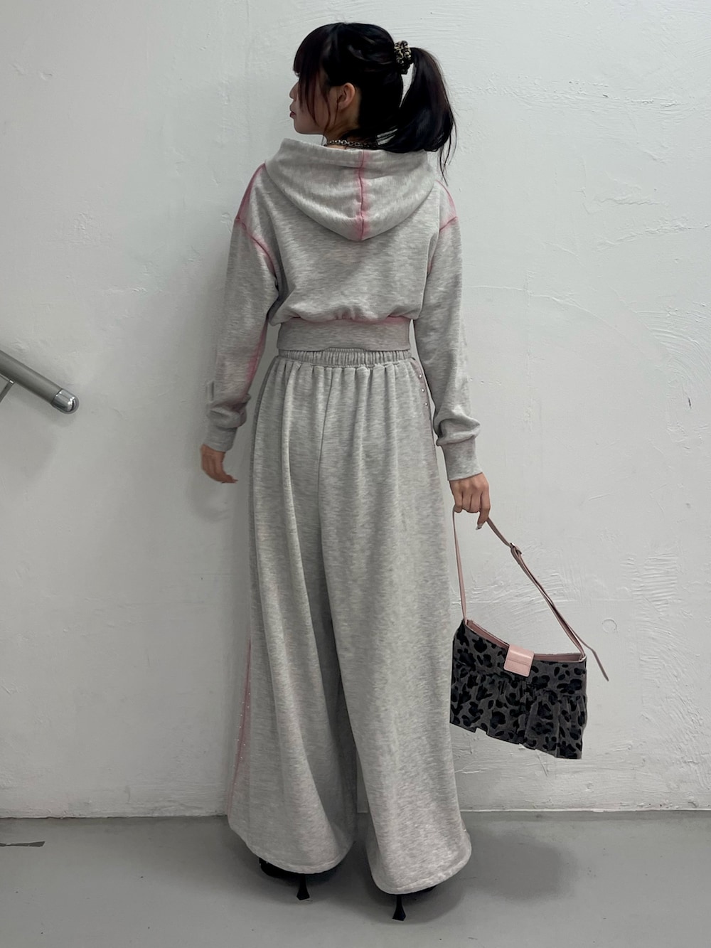 グレー系のスウェットパンツ、グレー系のパーカー、ブラック系のハンドバッグを着用したレディースの春コーディネートの4枚目の写真