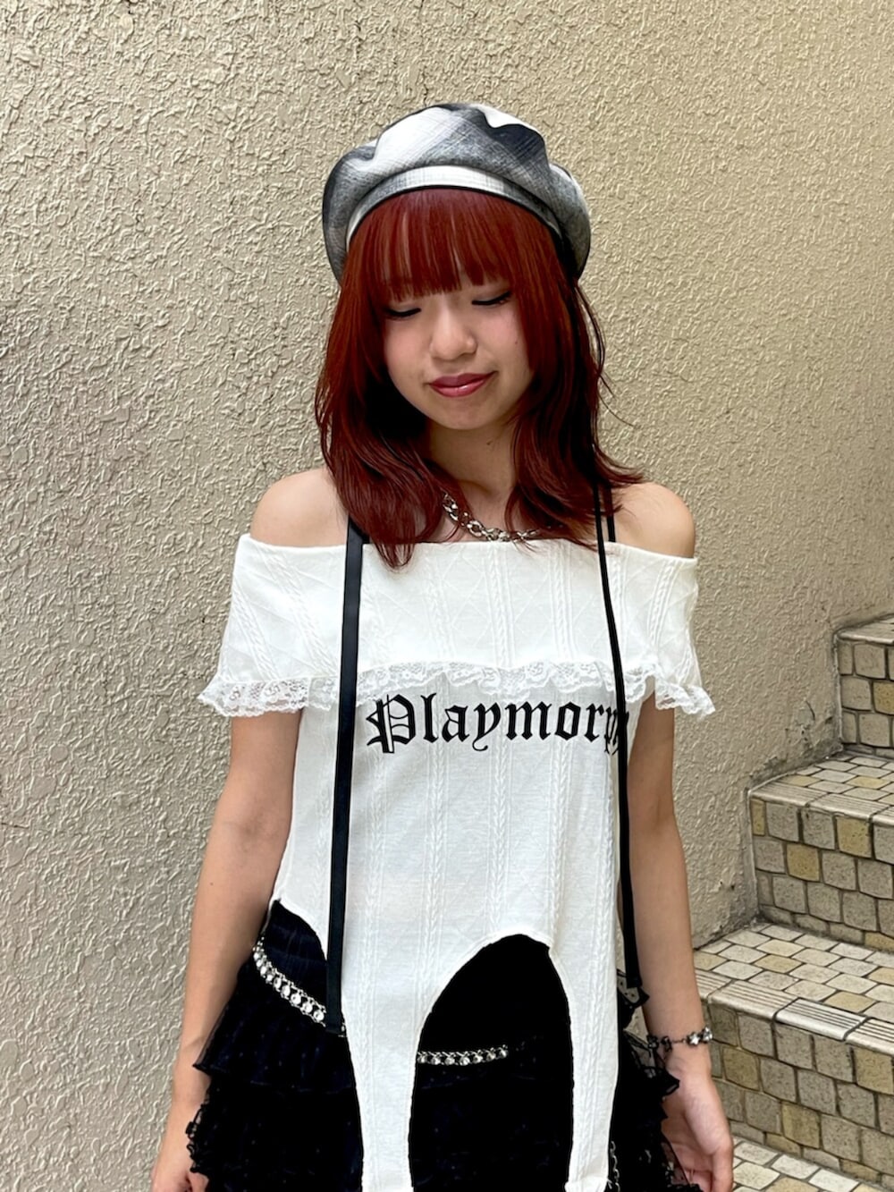 ブラック系のその他パンツ、ブラック系のブーツ、ホワイト系のTシャツ/カットソーを着用したレディースの夏コーディネートの5枚目の写真