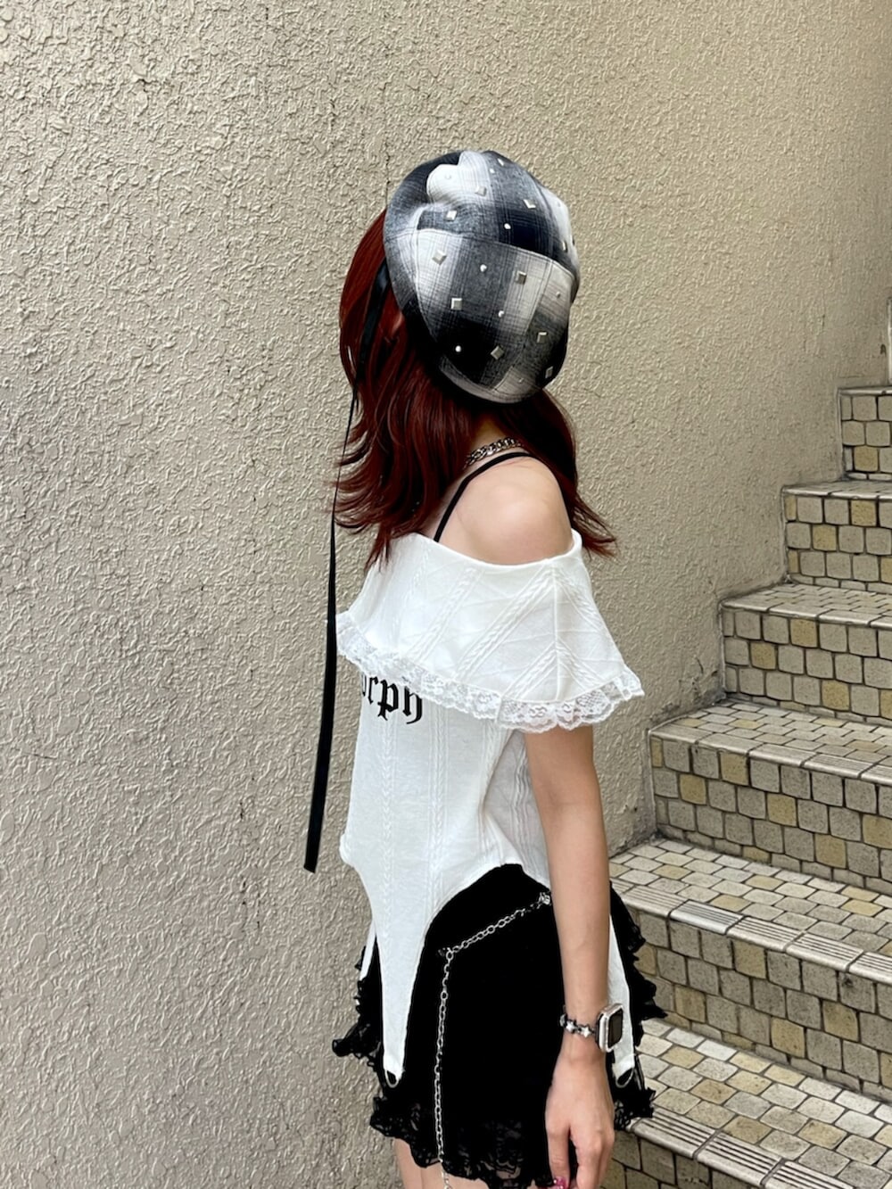 ブラック系のその他パンツ、ブラック系のブーツ、ホワイト系のTシャツ/カットソーを着用したレディースの夏コーディネートの6枚目の写真