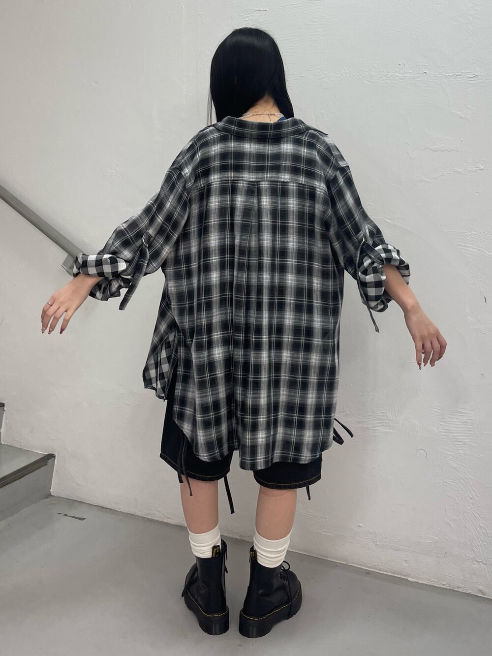 ブラック系のデニムパンツ、ピンク系のTシャツ/カットソー、ブラック系のシャツ/ブラウスを着用したレディースの春コーディネートの3枚目の写真