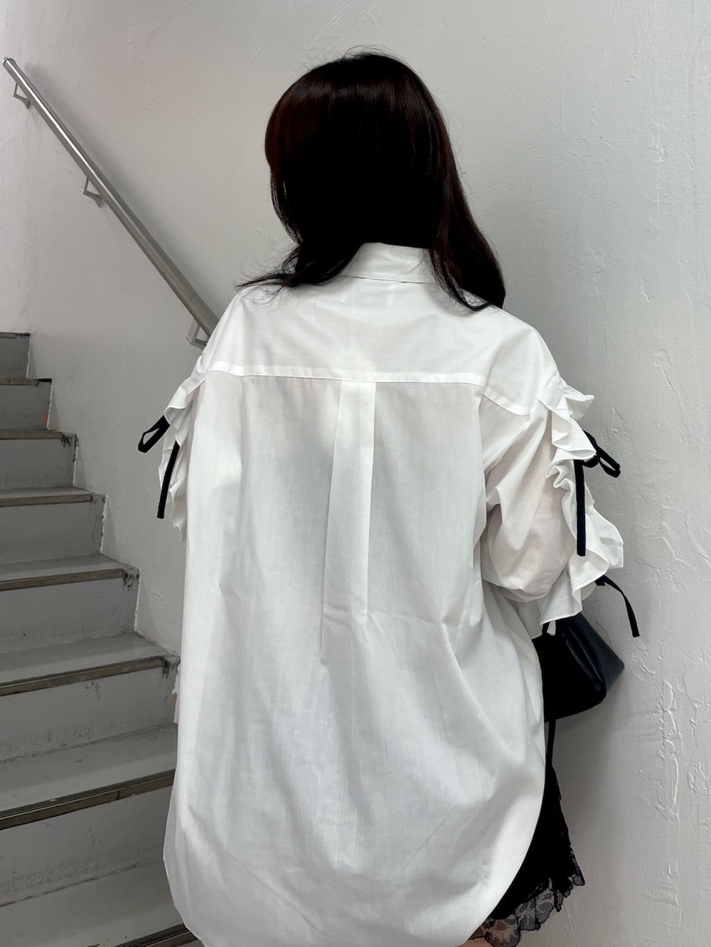 ホワイト系のシャツ/ブラウス、ホワイト系のその他パンツ、ブラック系のブーツを着用したレディースの春コーディネートの7枚目の写真