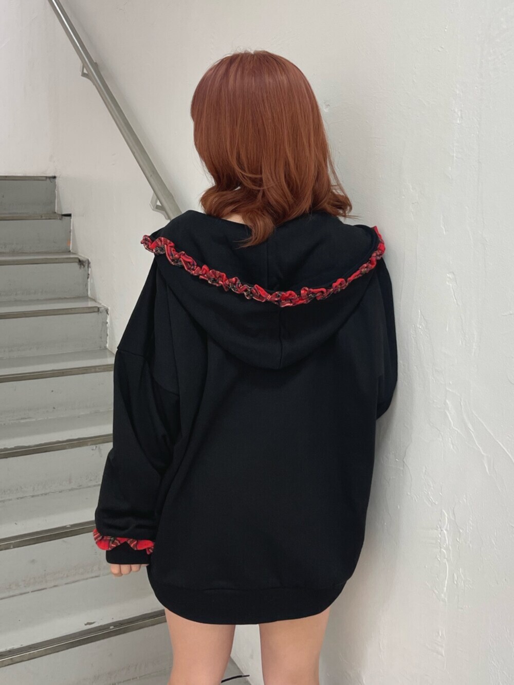ブラック系のブーツ、ブラック系のその他トップス、グレー系のその他パンツを着用したレディースの秋コーディネートの7枚目の写真