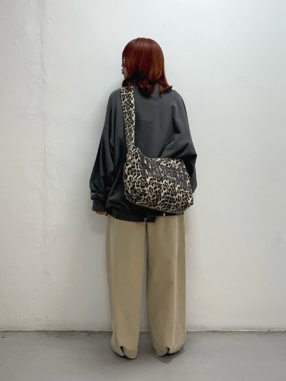 ブラック系のTシャツ/カットソー、ベージュ系のデニムパンツ、ブラウン系のショルダーバッグを着用したレディースの秋コーディネートの4枚目の写真