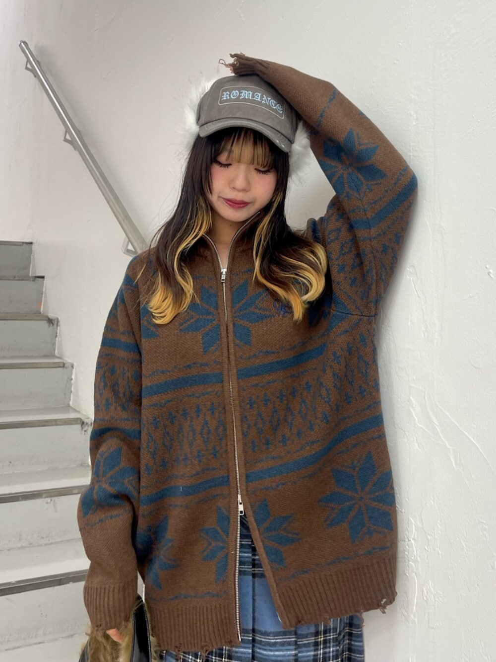 ブラック系のブーツ、レッド系のスカート、ブラウン系のカーディガン/ボレロを着用したレディースの秋コーディネートの4枚目の写真