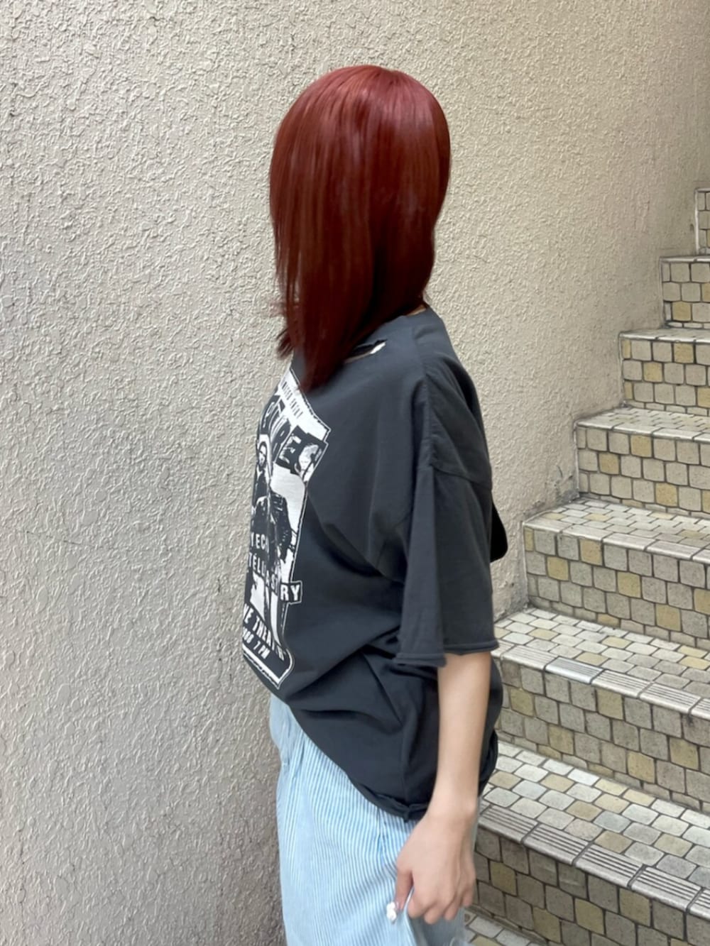 ブラック系のパンプス、ブラック系のハンドバッグ、ブラック系のTシャツ/カットソーを着用したレディースの春コーディネートの6枚目の写真