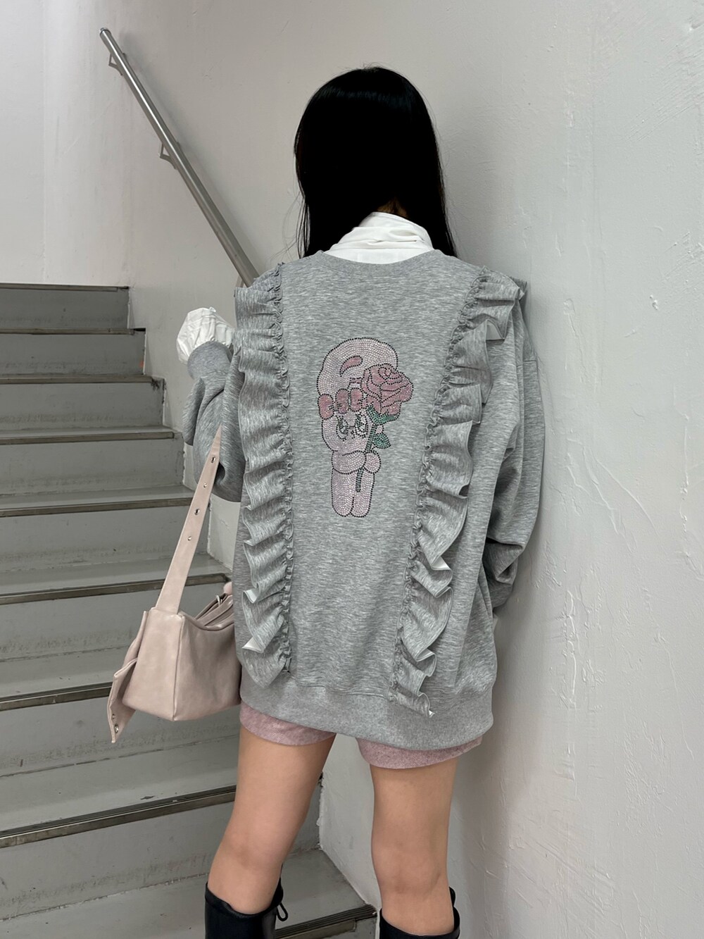 グレー系のスウェット、ホワイト系のシャツ/ブラウス、ピンク系のその他パンツを着用したレディースの秋コーディネートの5枚目の写真