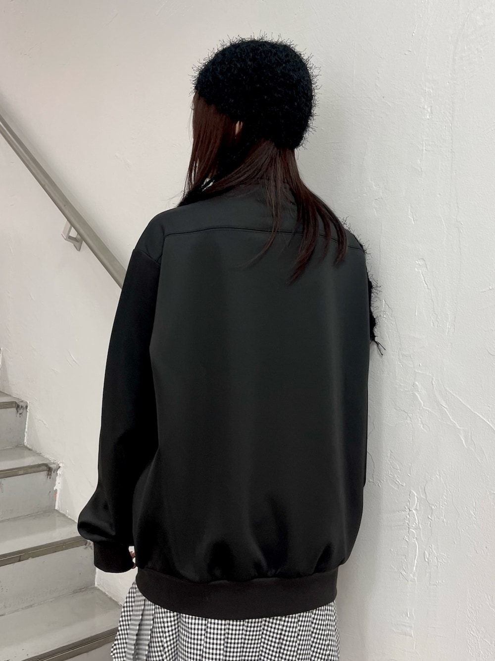 ブラック系のジャージ、その他のスカート、シルバー系のネックレスを着用したレディースの冬コーディネートの7枚目の写真