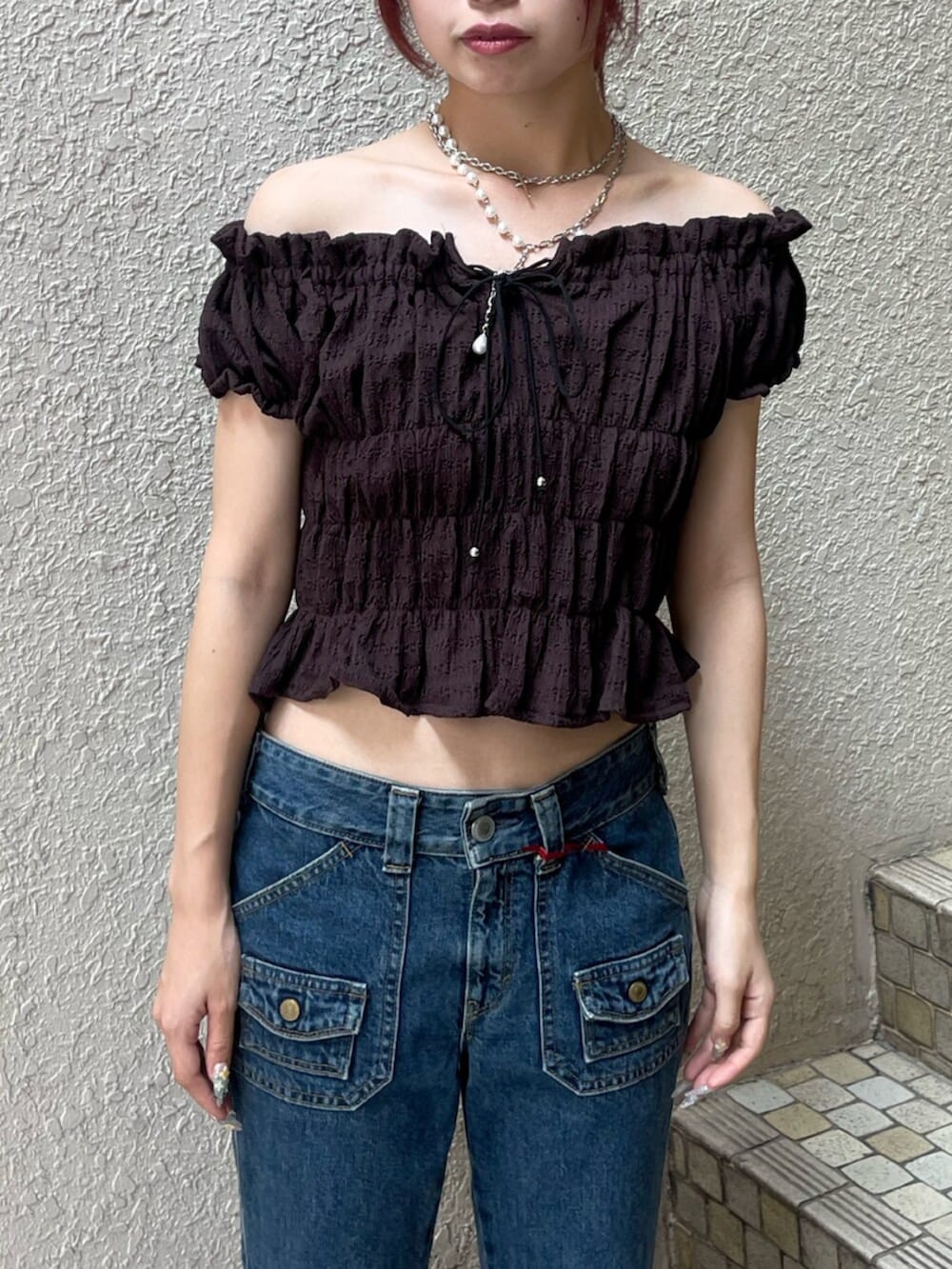 ブラック系のパンプス、ブルー系のデニムパンツ、ブラウン系のシャツ/ブラウスを着用したレディースの夏コーディネートの5枚目の写真