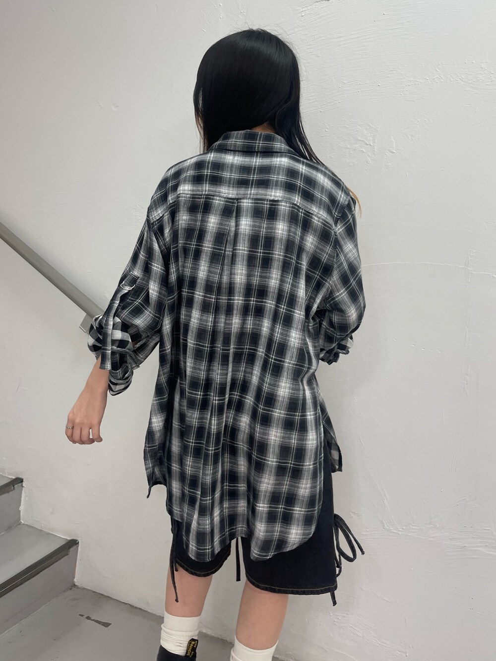 ブラック系のデニムパンツ、ピンク系のTシャツ/カットソー、ブラック系のシャツ/ブラウスを着用したレディースの春コーディネートの9枚目の写真