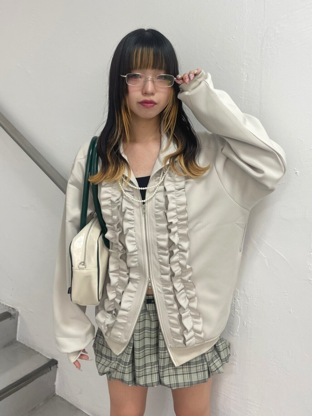 ホワイト系のジャージ、グリーン系のスカート、ホワイト系のボストンバッグを着用したレディースの秋コーディネートの4枚目の写真