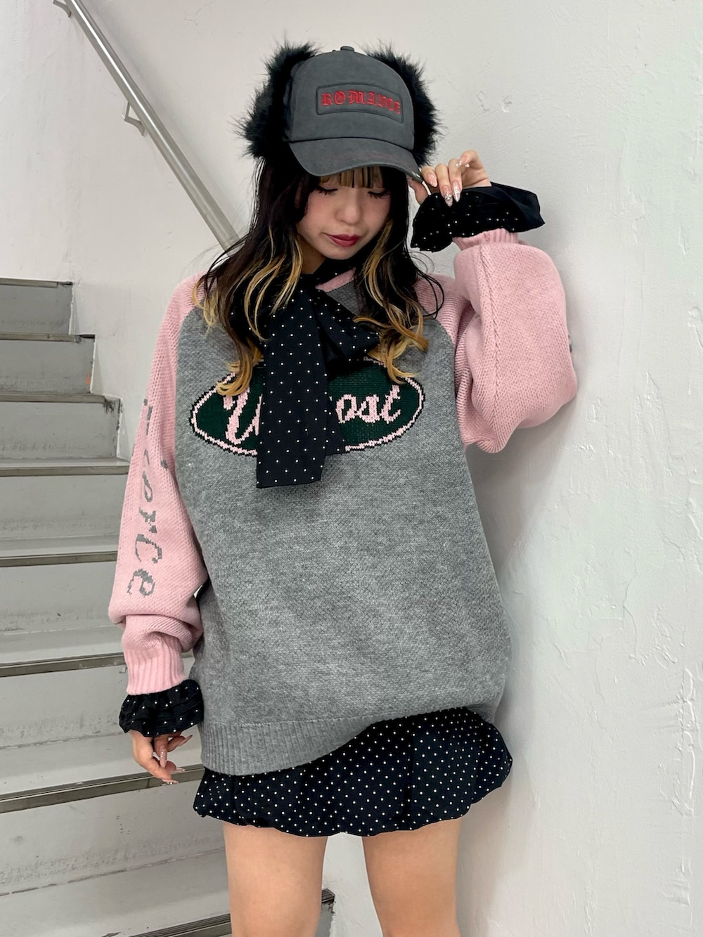 ホワイト系のシャツ/ブラウス、グレー系のニット/セーター、ブラック系のスカートを着用したレディースの秋コーディネートの4枚目の写真