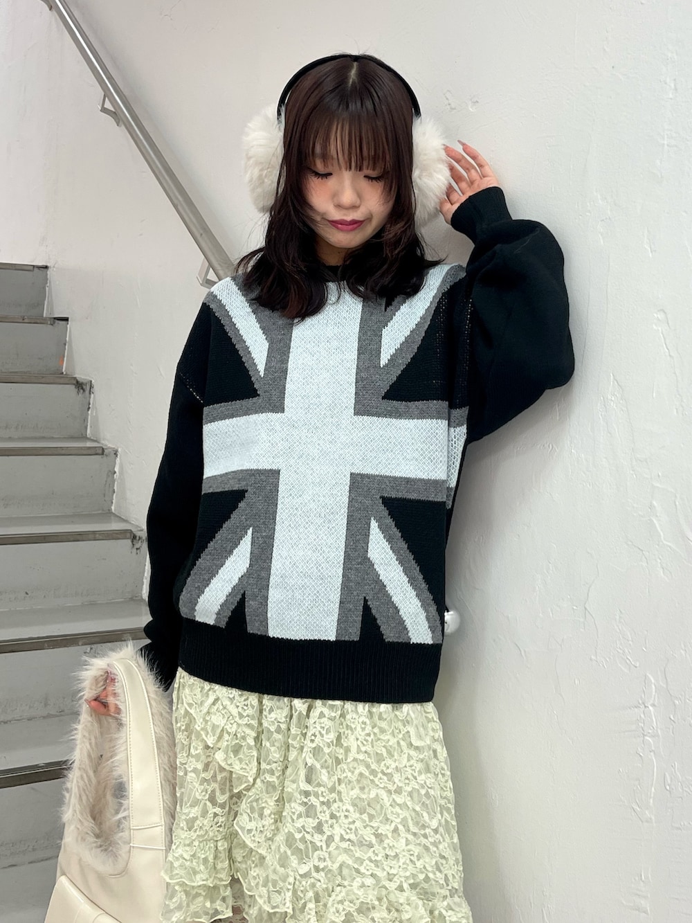 ブラック系のニット/セーター、ブラック系のその他パンツ、ブラック系のスニーカーを着用したレディースの冬コーディネートの4枚目の写真