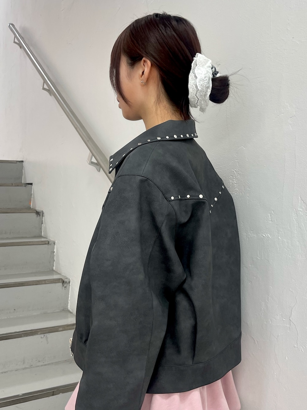 ブラック系のブルゾン、ホワイト系のTシャツ/カットソー、ピンク系のスカートを着用したレディースの冬コーディネートの6枚目の写真