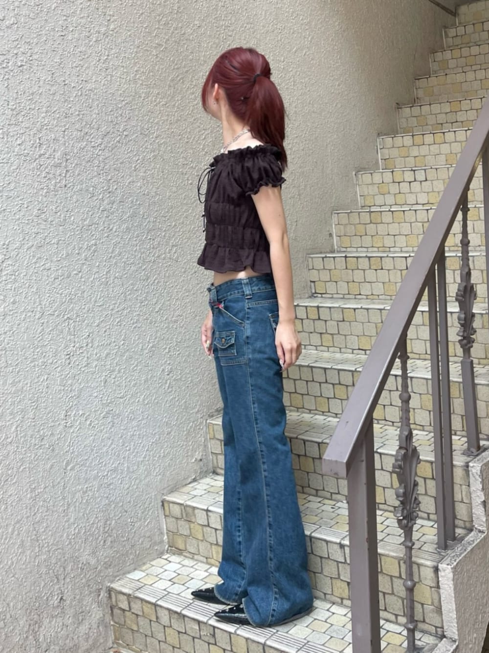 ブラック系のパンプス、ブルー系のデニムパンツ、ブラウン系のシャツ/ブラウスを着用したレディースの夏コーディネートの3枚目の写真