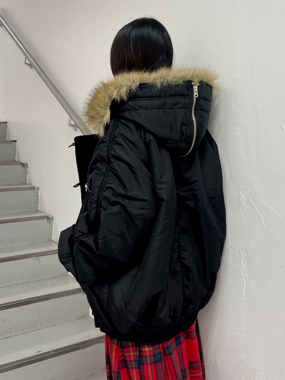 その他のブルゾン、レッド系のスカート、ホワイト系のニット/セーターを着用したレディースの秋コーディネートの7枚目の写真