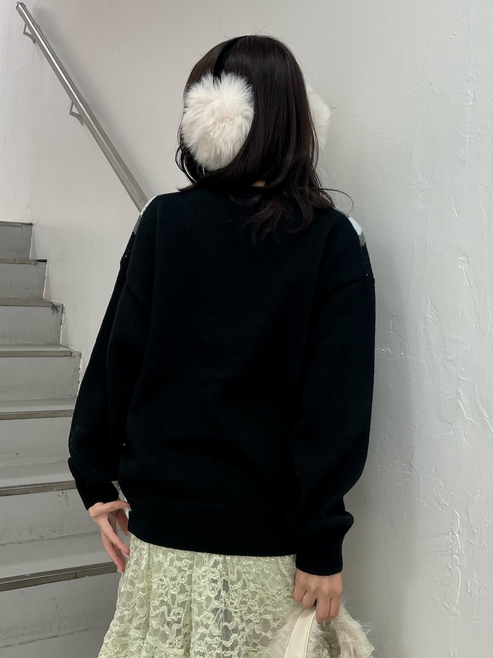 ブラック系のニット/セーター、ブラック系のその他パンツ、ブラック系のスニーカーを着用したレディースの冬コーディネートの6枚目の写真