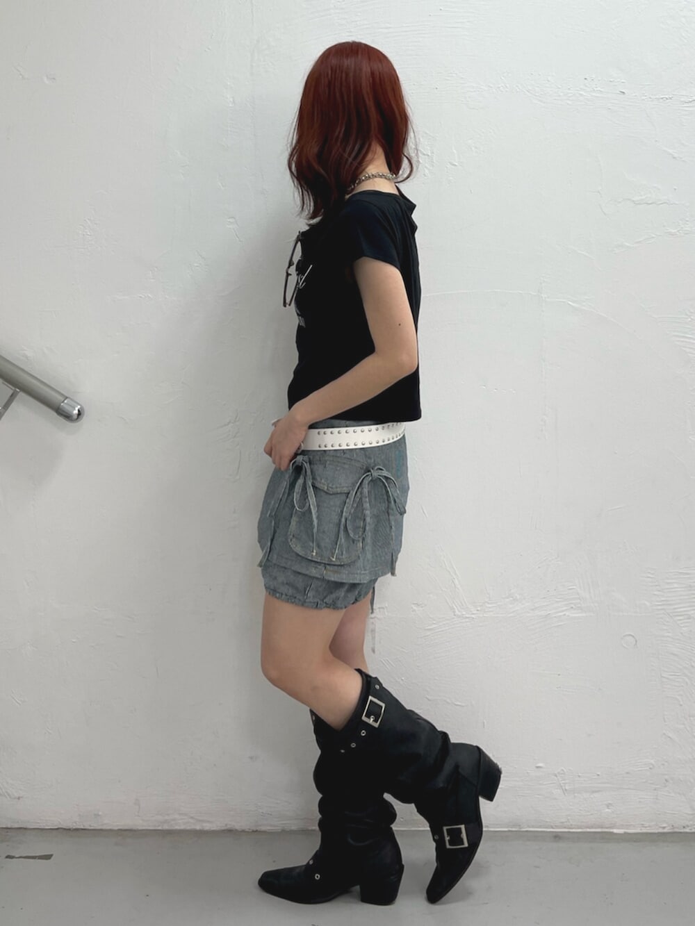 ブラック系のブーツ、ブラック系のTシャツ/カットソー、ブラック系のデニムパンツを着用したレディースの春コーディネートの3枚目の写真