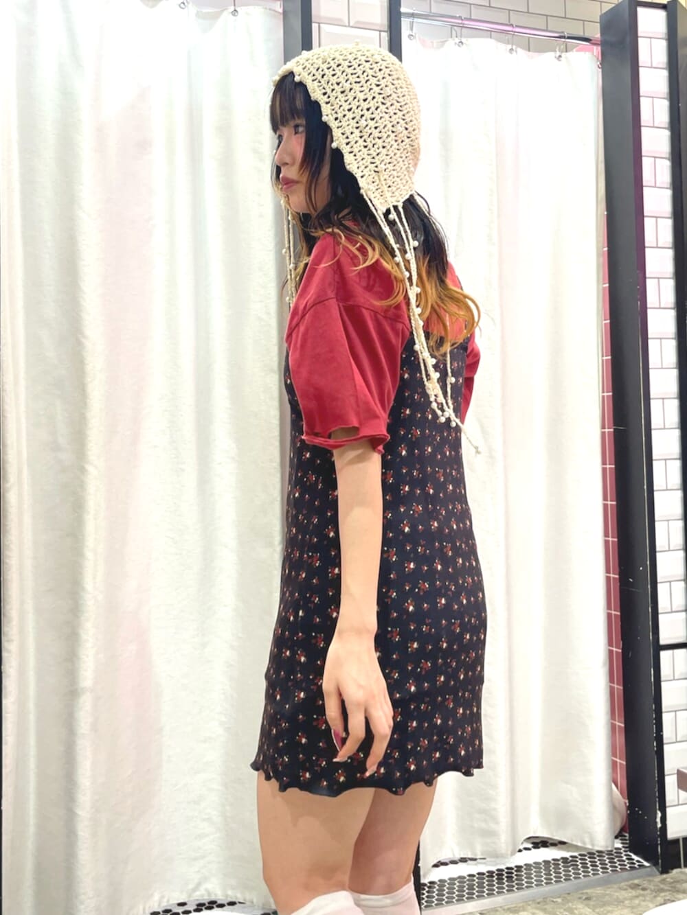ブラック系のワンピース、レッド系のTシャツ/カットソー、ブラック系のブーツを着用したレディースの春コーディネートの5枚目の写真