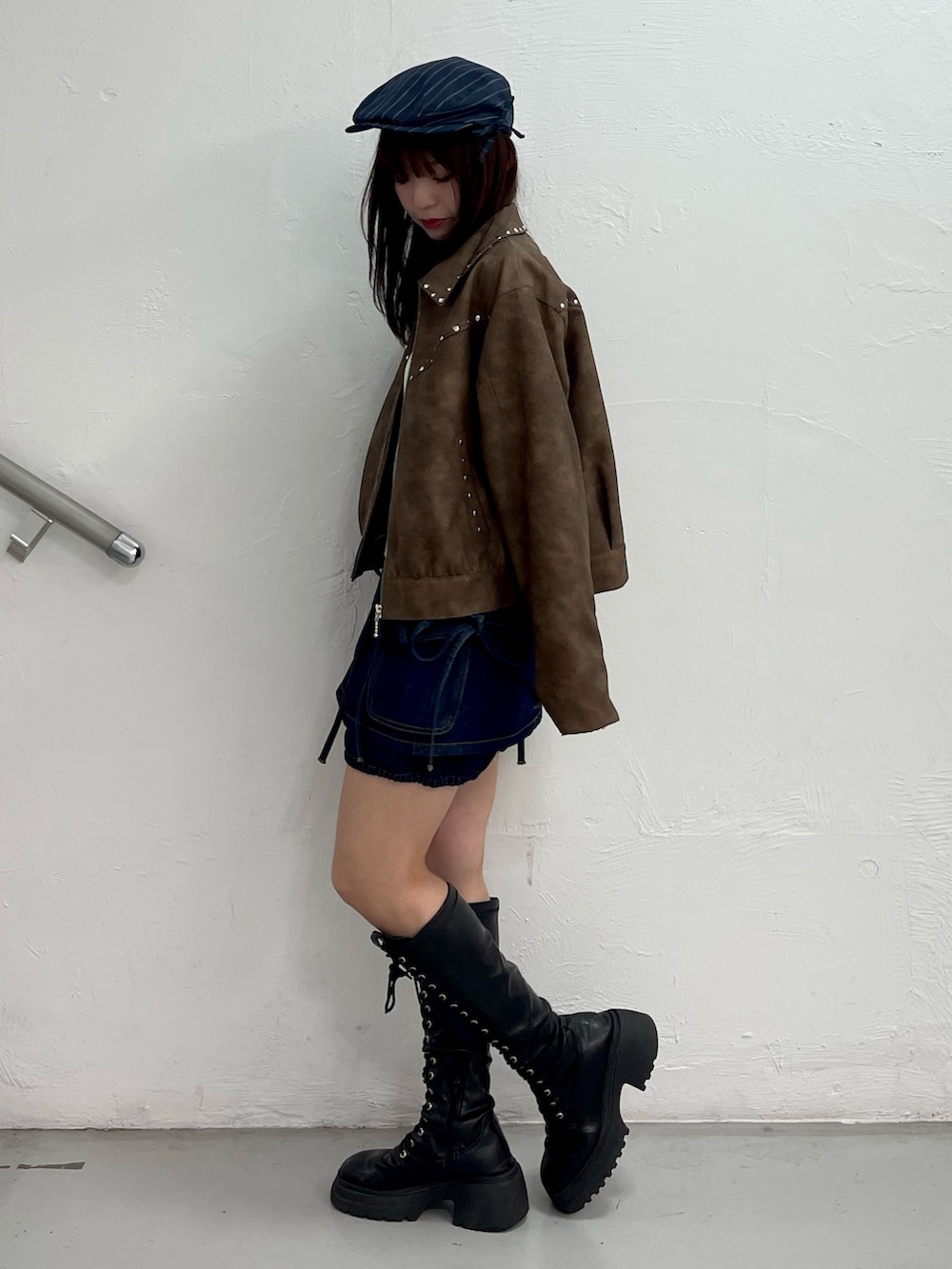 ブラウン系のブルゾン、ブルー系のデニムパンツ、ホワイト系のTシャツ/カットソーを着用したレディースの春コーディネートの3枚目の写真