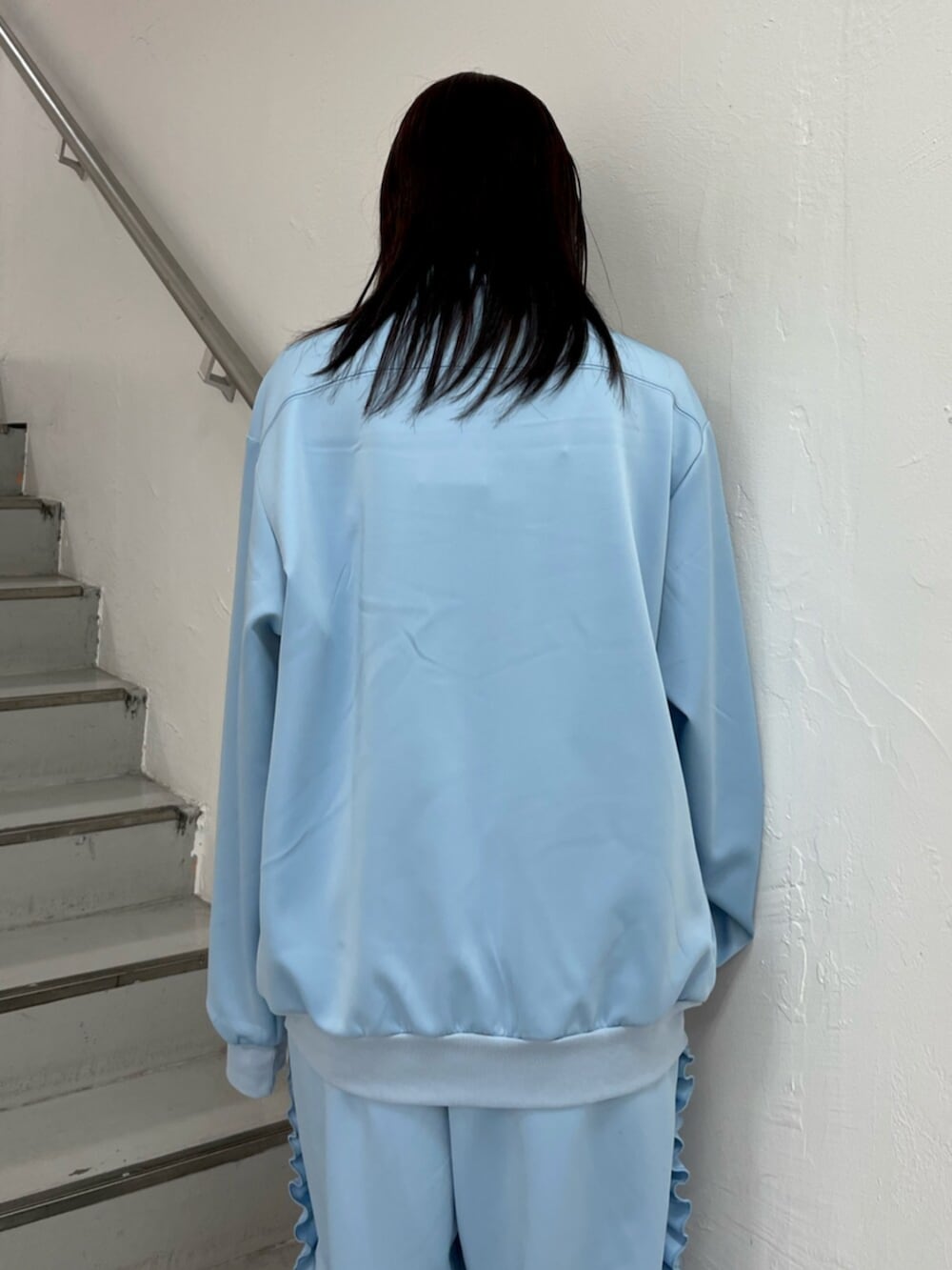 ブルー系のジャージ、ブルー系のその他パンツ、ブラック系のローファーを着用したレディースの冬コーディネートの7枚目の写真