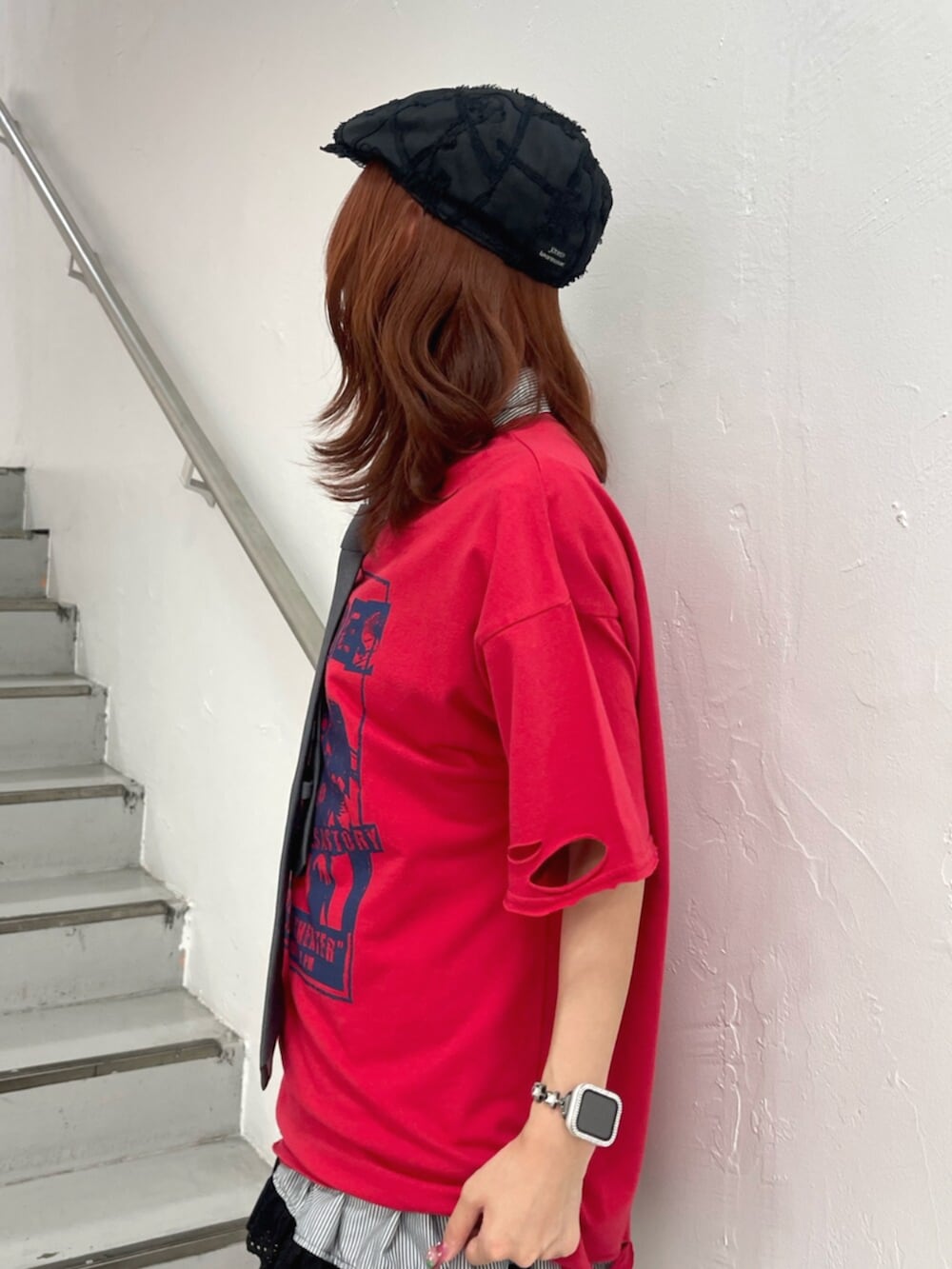 ブラック系のブーツ、レッド系のTシャツ/カットソー、ブラック系のシャツ/ブラウスを着用したレディースの夏コーディネートの6枚目の写真