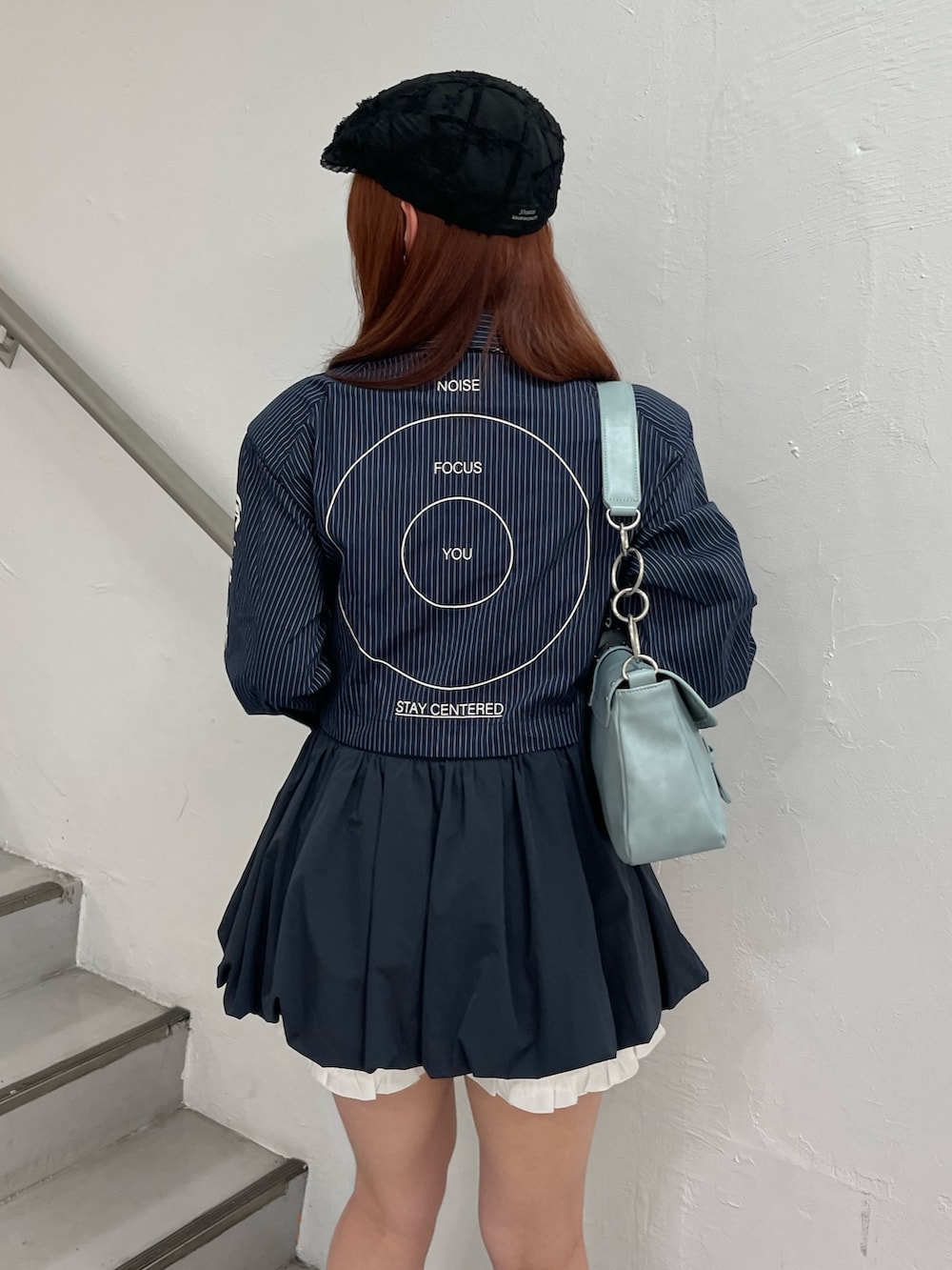 ブルー系のシャツ/ブラウス、ホワイト系のその他パンツ、ブルー系のハンドバッグを着用したレディースの夏コーディネートの7枚目の写真