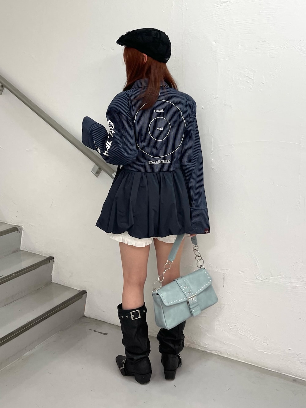 ブルー系のシャツ/ブラウス、ホワイト系のその他パンツ、ブルー系のハンドバッグを着用したレディースの夏コーディネートの4枚目の写真