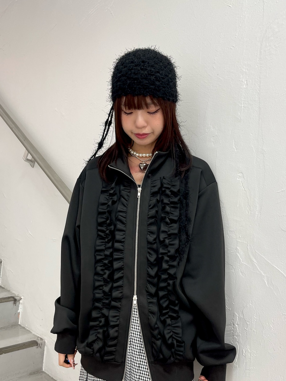 ブラック系のジャージ、その他のスカート、シルバー系のネックレスを着用したレディースの冬コーディネートの5枚目の写真