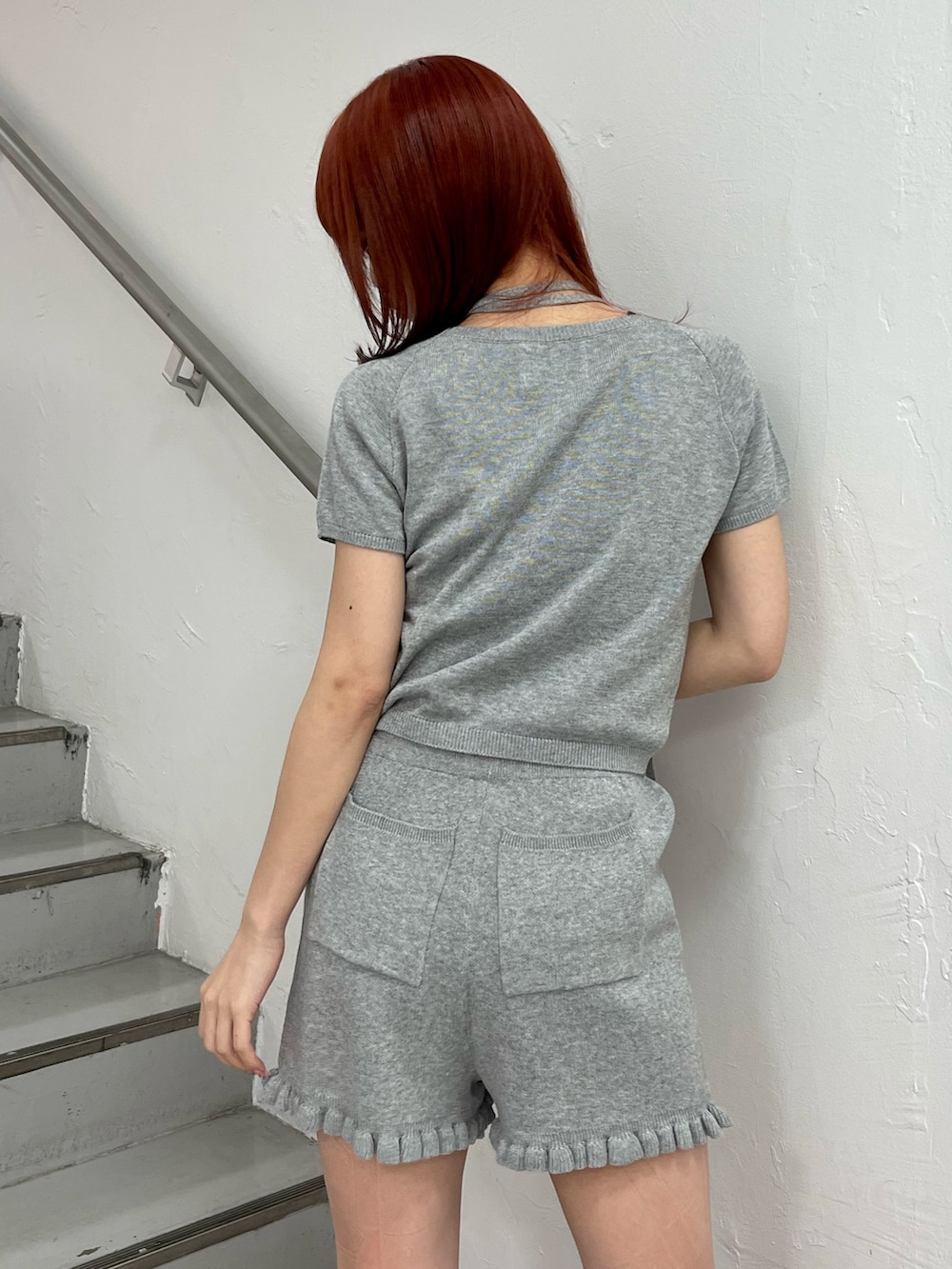グレー系のその他パンツ、グレー系のTシャツ/カットソー、ピンク系のブーツを着用したレディースの春コーディネートの7枚目の写真