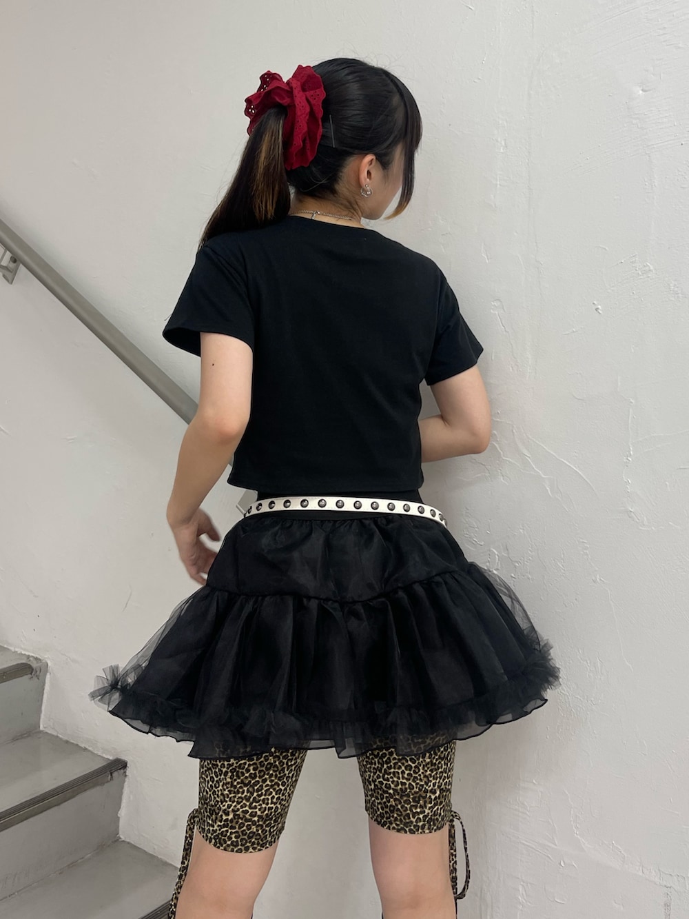 ブラック系のスカート、ブラウン系のその他パンツ、ブラック系のブーツを着用したレディースの夏コーディネートの6枚目の写真