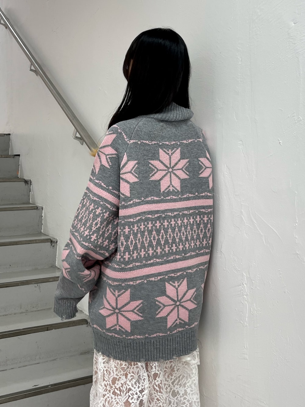 ホワイト系のステンカラーコート、グレー系のカーディガン/ボレロ、ホワイト系のスカートを着用したレディースの秋コーディネートの7枚目の写真