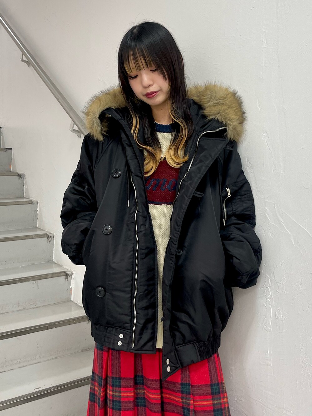 その他のブルゾン、レッド系のスカート、ホワイト系のニット/セーターを着用したレディースの秋コーディネートの6枚目の写真