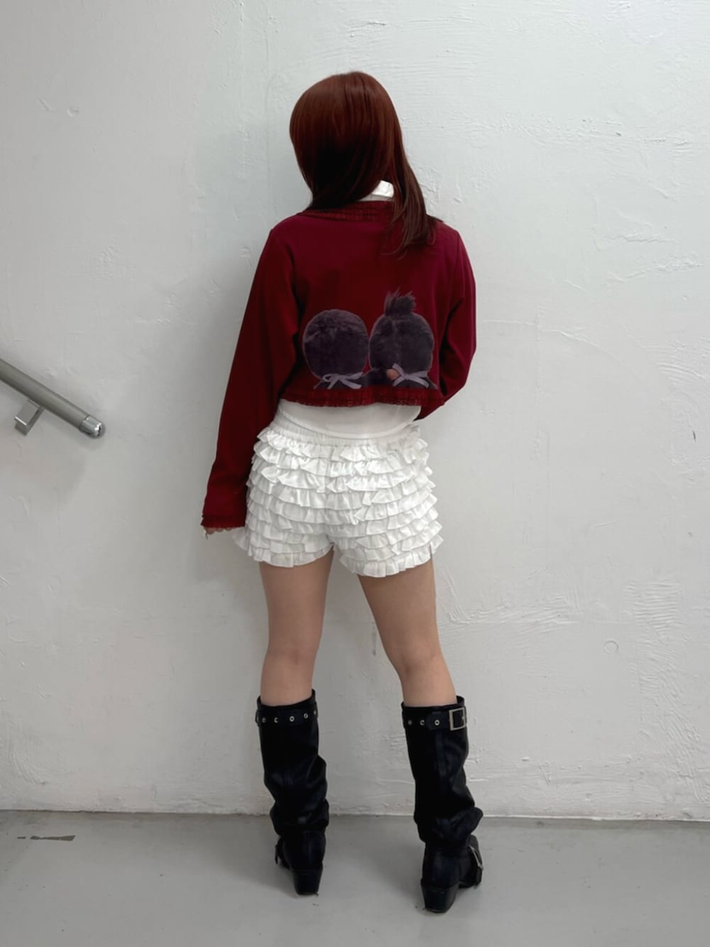 ホワイト系のその他パンツ、ブラック系のブーツ、レッド系のカーディガン/ボレロを着用したレディースの夏コーディネートの4枚目の写真