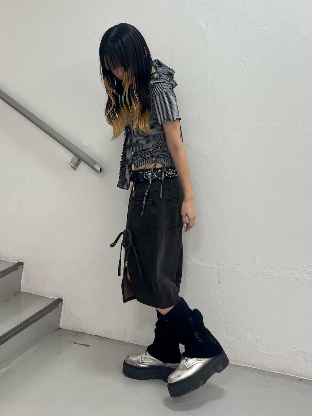 ブルー系のTシャツ/カットソー、ブラック系のデニムパンツ、ブラック系のレッグウォーマーを着用したレディースの夏コーディネートの2枚目の写真