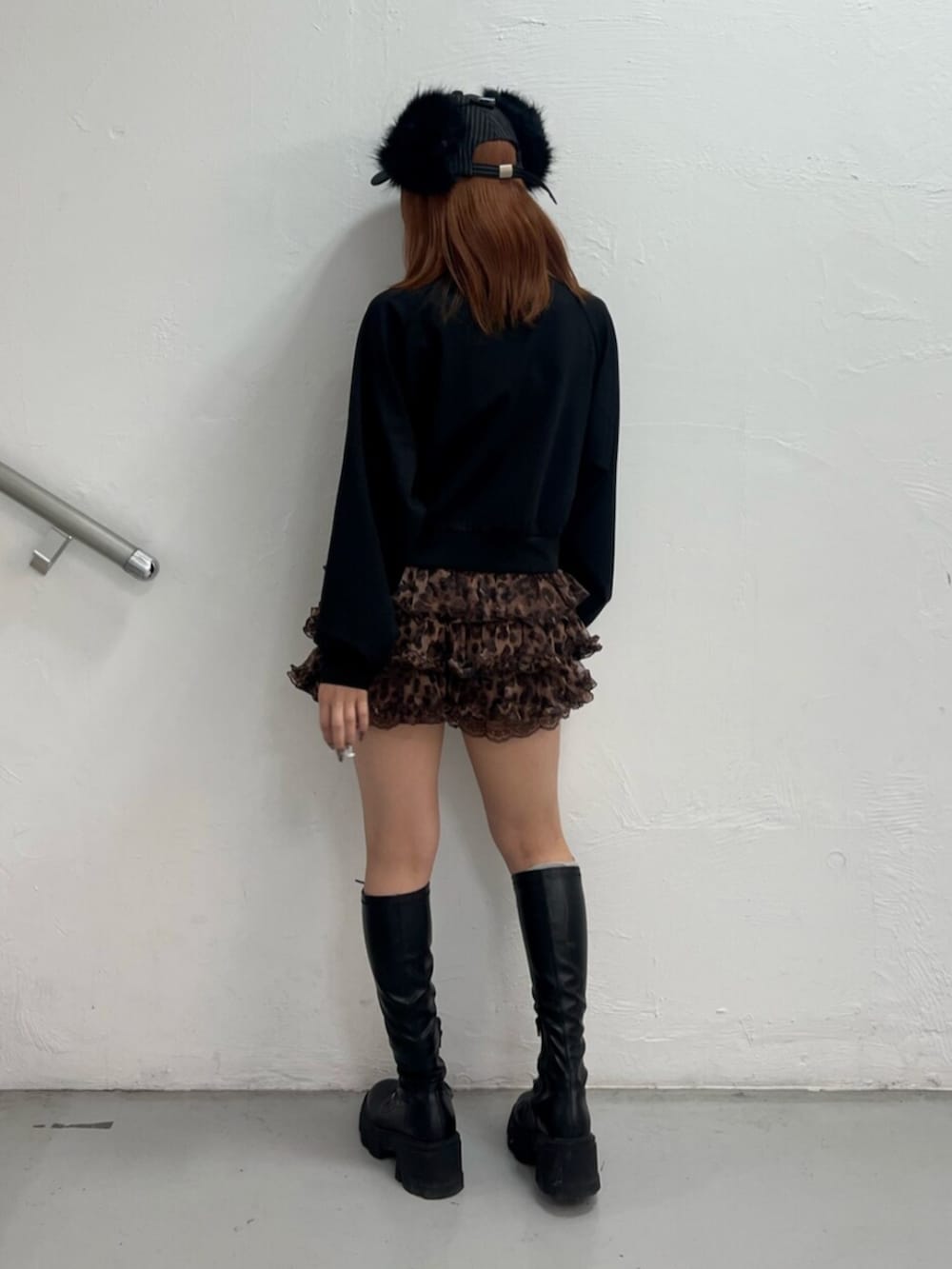 ブラウン系のその他パンツ、ブラック系のブーツ、ブラック系のその他アウターを着用したレディースの秋コーディネートの4枚目の写真