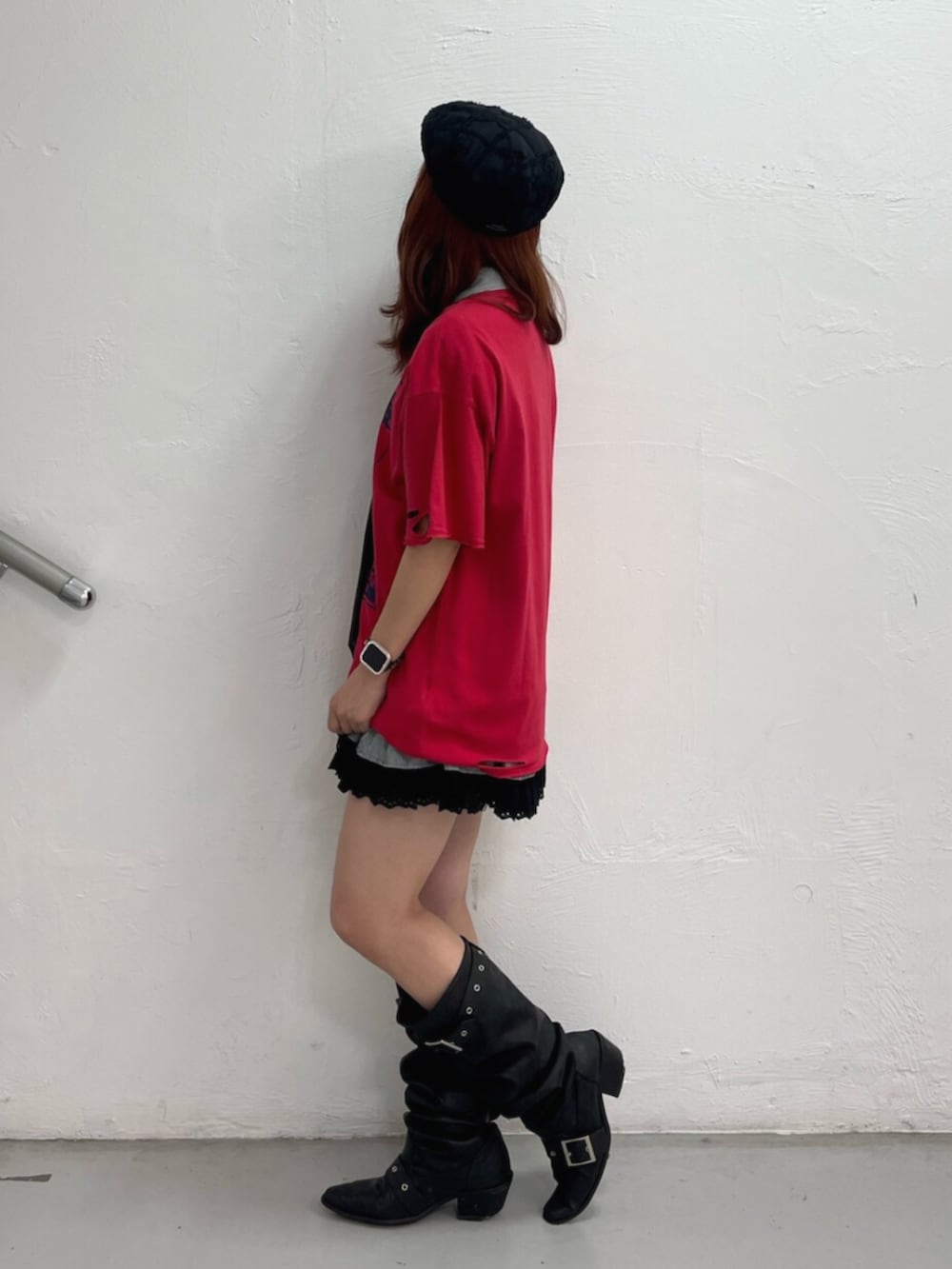 ブラック系のブーツ、レッド系のTシャツ/カットソー、ブラック系のシャツ/ブラウスを着用したレディースの夏コーディネートの3枚目の写真