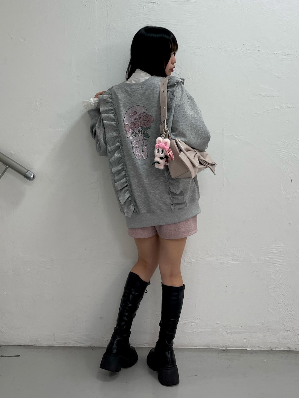 グレー系のスウェット、ホワイト系のシャツ/ブラウス、ピンク系のその他パンツを着用したレディースの秋コーディネートの2枚目の写真