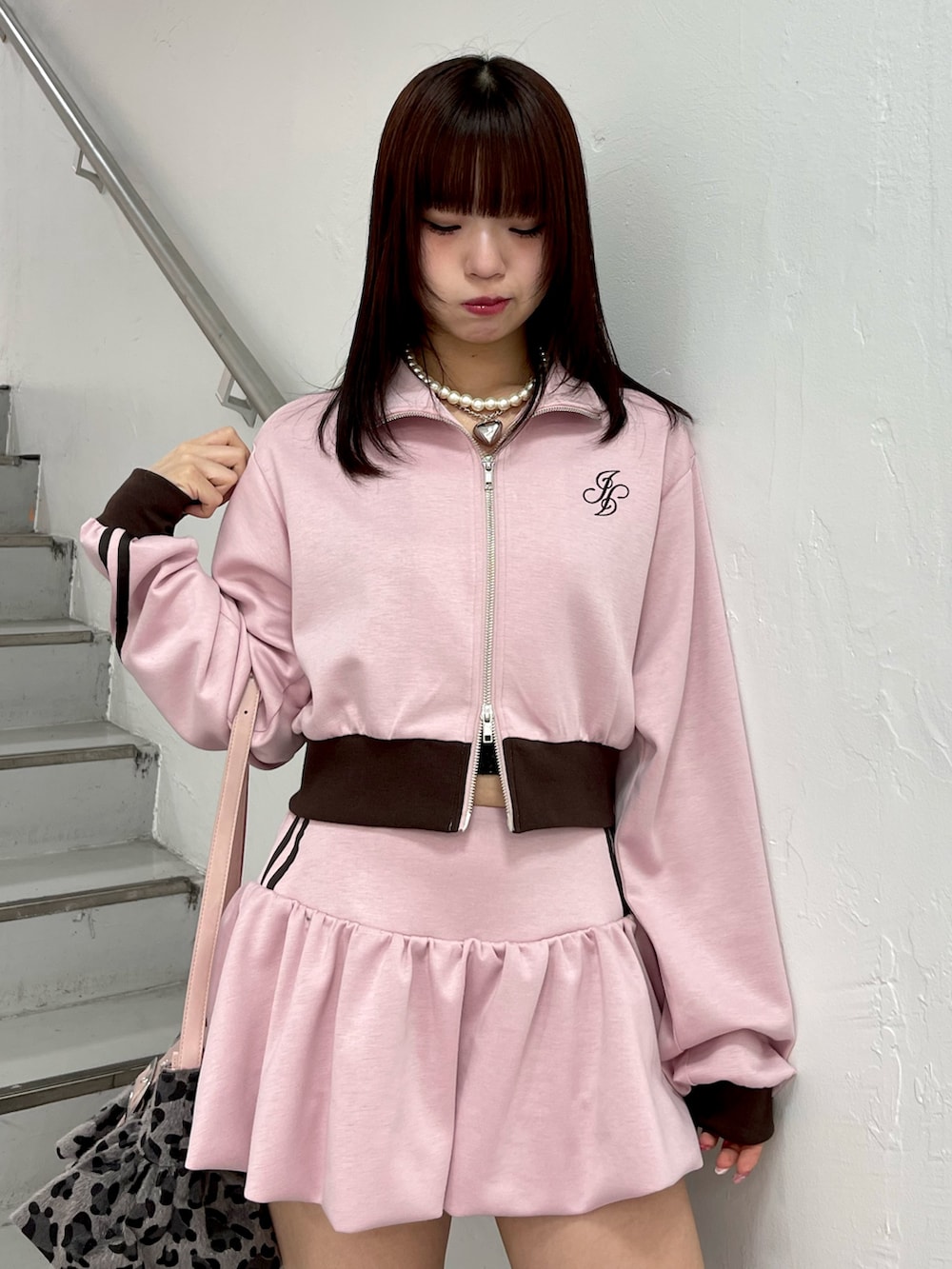 ブラック系のブーツ、ピンク系のスカート、ピンク系のジャージを着用したレディースの冬コーディネートの5枚目の写真